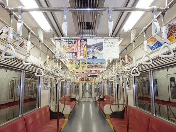 つり革広告〜都営浅草線・三田線も走り始めています〜-コラム